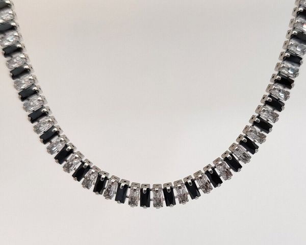 Necklace with zircons