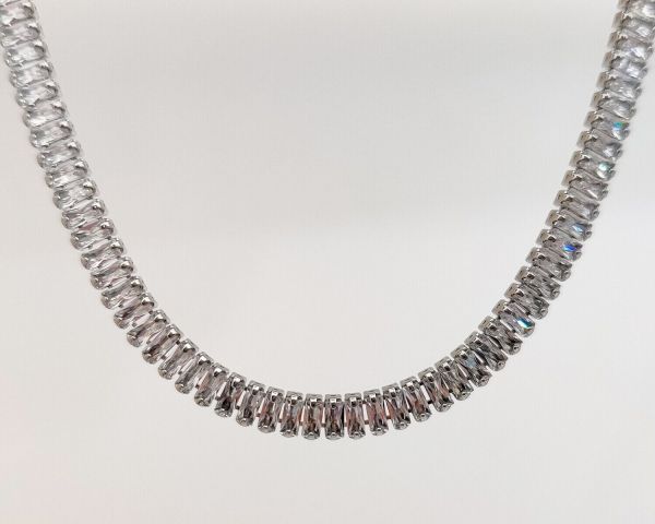 Necklace with zircons