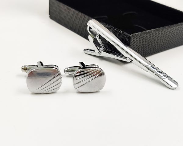 Set: tie clip, cufflinks, case