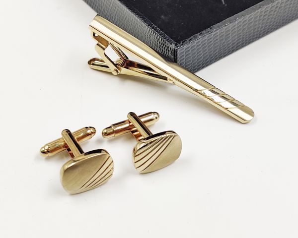 Set: tie clip, cufflinks, case