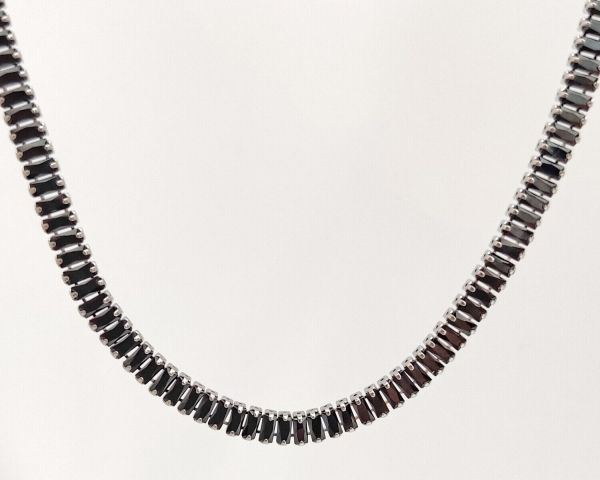 Necklace with zircons